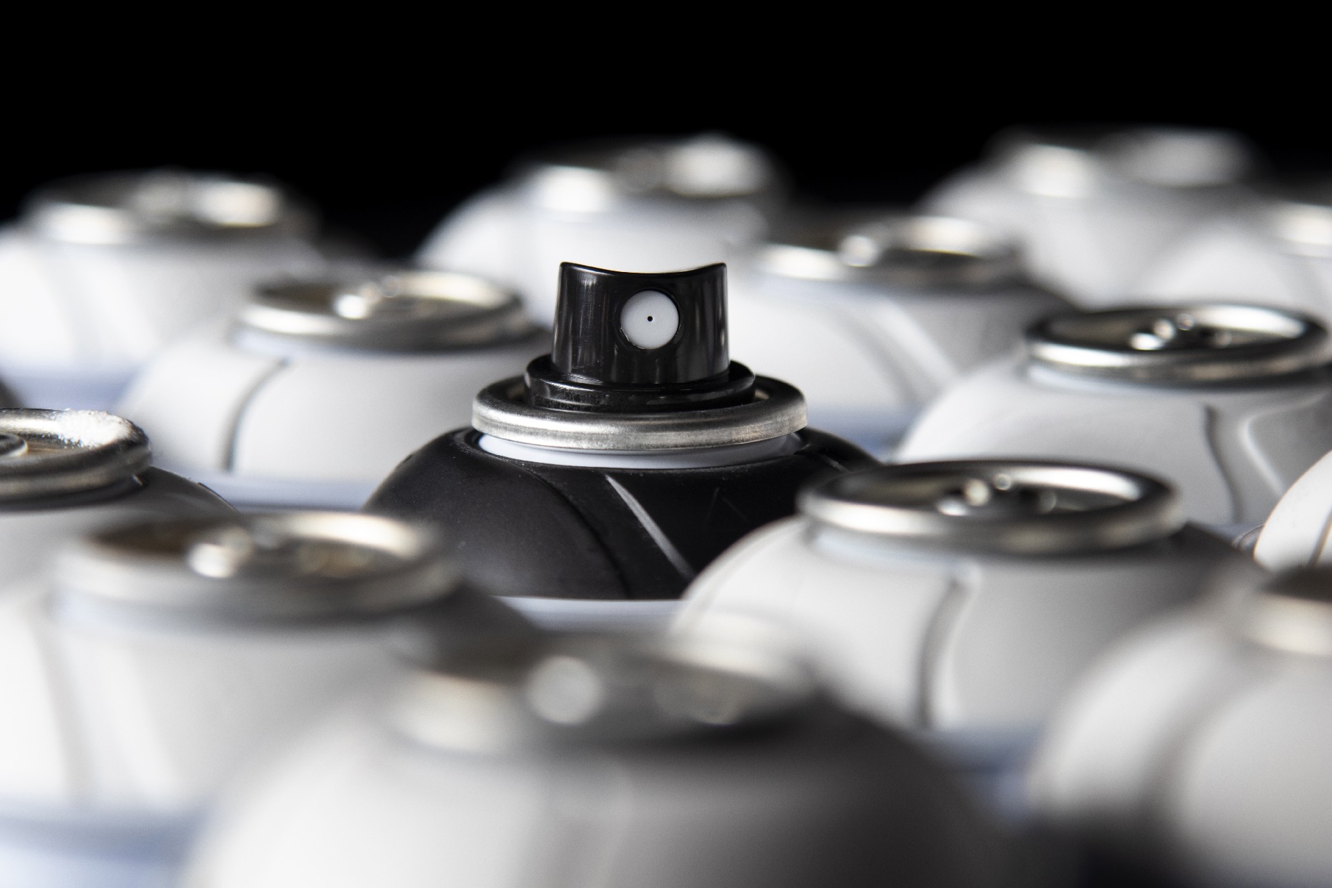 烤漆與自噴漆耐久性對比分析：工藝、性能與應(yīng)用場景全解析